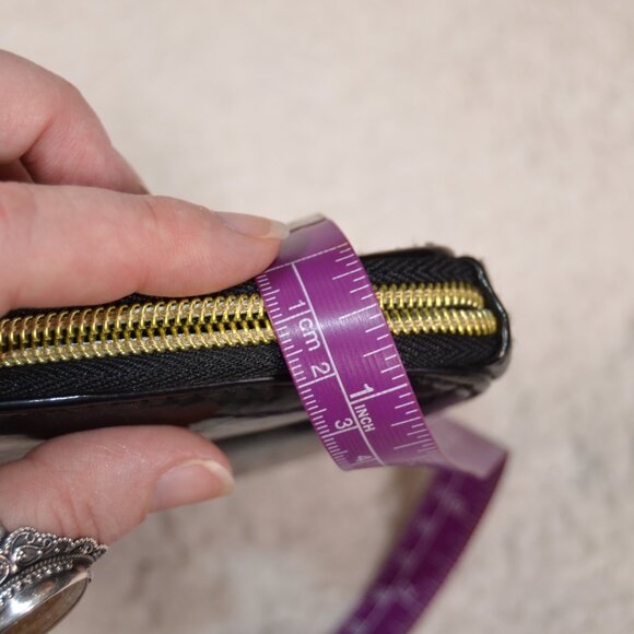 Betsey Johnson black lips wristlet, shiny black vegan leather with gold chain - Picture 12 of 12